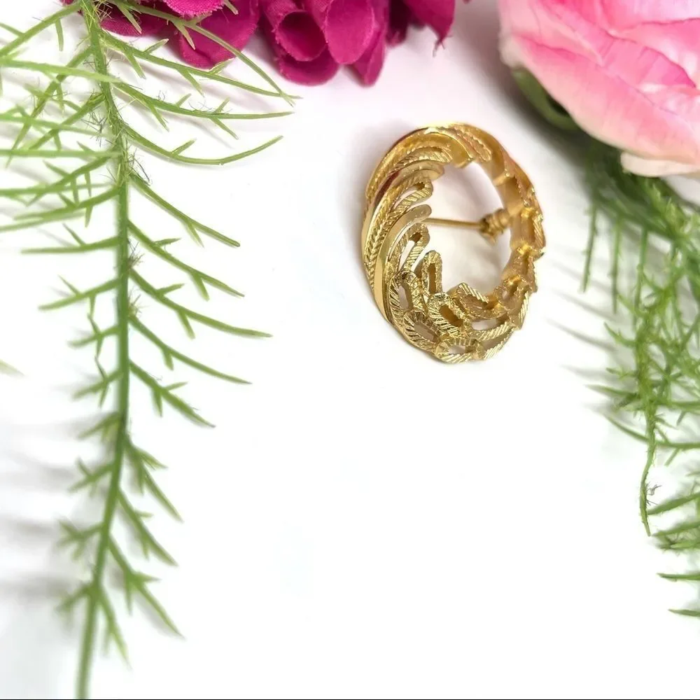 VINTAGE⚜️TRIFARI Golden Feathered Oval Brooch